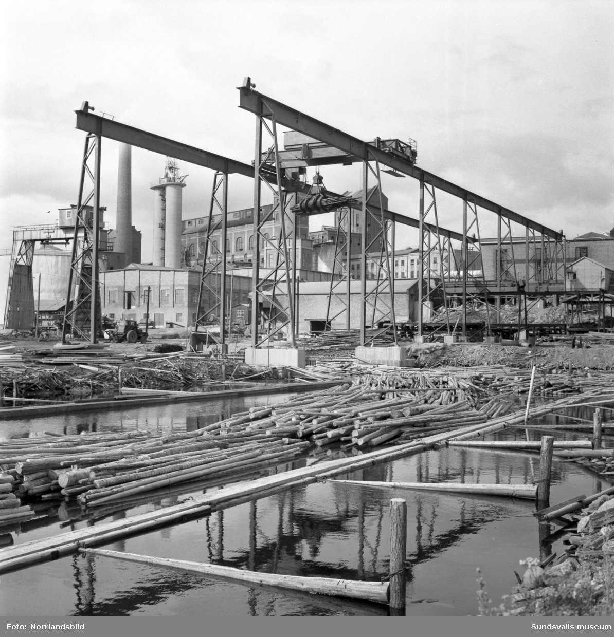 En gigantisk gripklo för timmerlastning vid sulfitfabriken i Fagervik. Fotograferat för Bergenströms mekaniska verkstad.