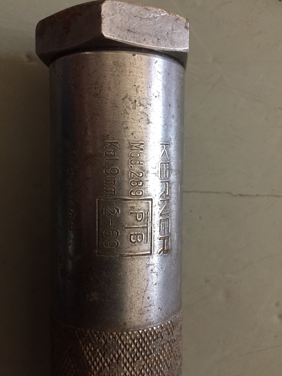 Form: Riflet sylinder med avtrekker
