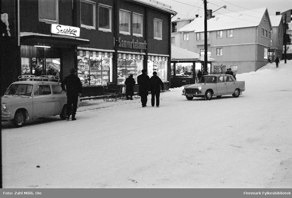Vadsø, desember 1967. Juletrafikk i Vadsøs gater. Samvirkelaget.