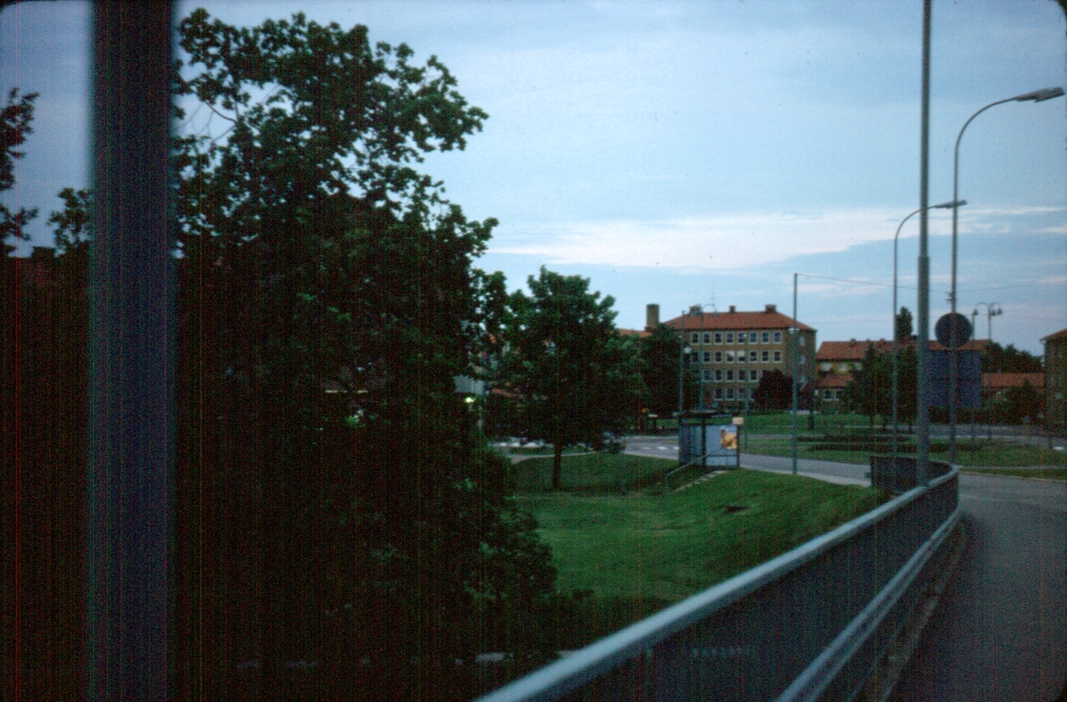 Drottninggatan med Drottningrondellen sedd mot öster från Drottningbron. Kungsbergsskolan syns i fonden.