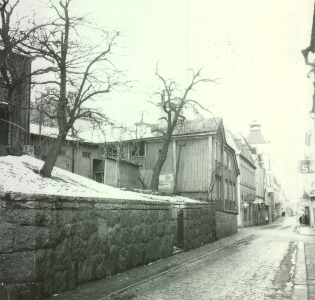 Klostergatan sedd norrut från korsningen med Nygatan. Till vänster Kafé Berget.