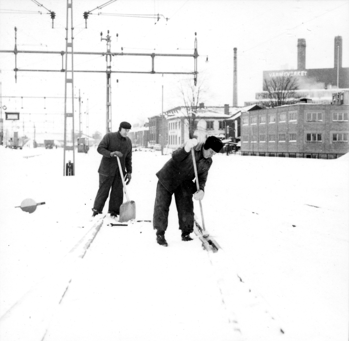 Orig. text: Vinterväghållning.

Snöröjning på banvallarna vid Järnvägsstationen.
