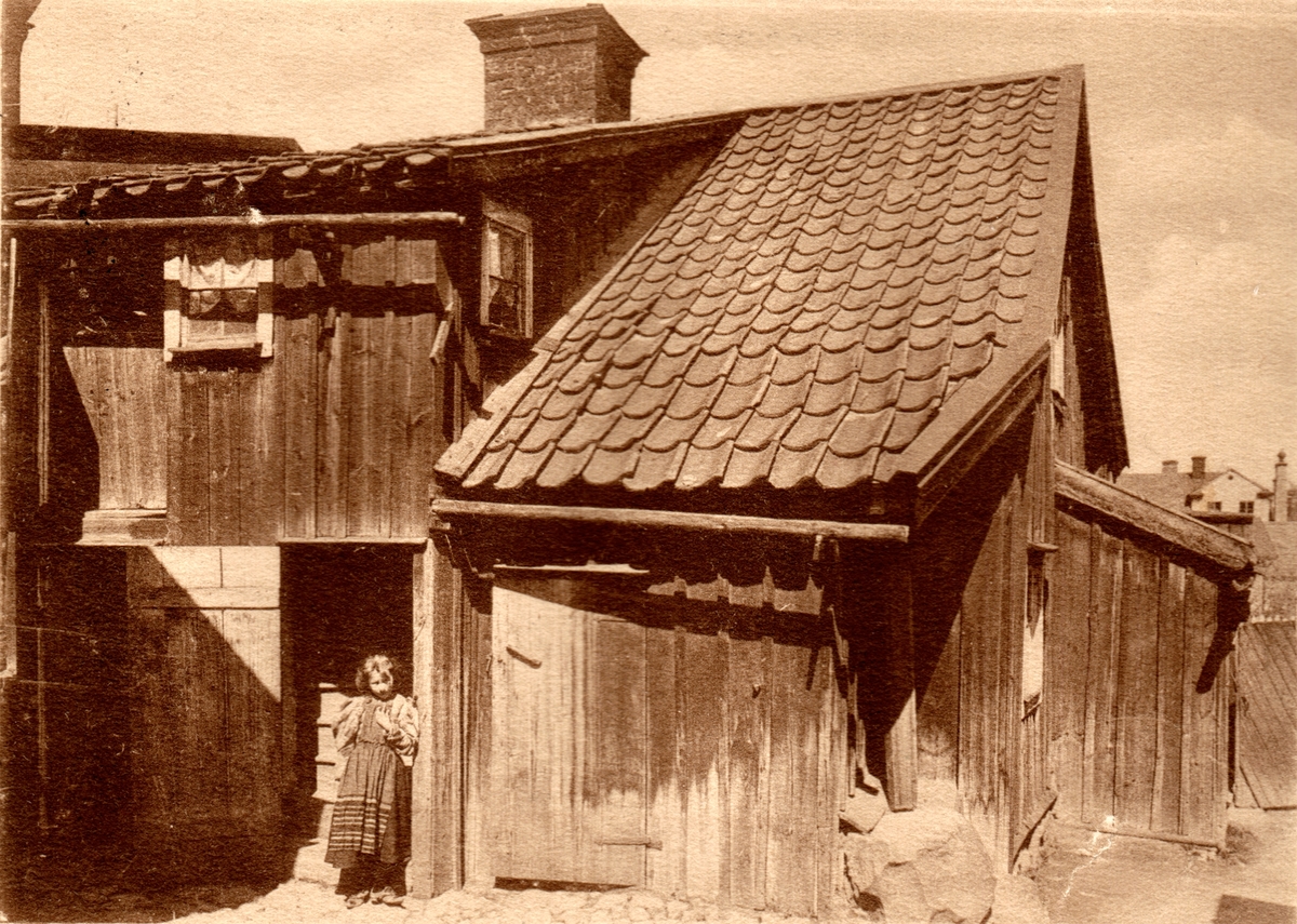 Innergård på Nygatan.
Bilden är monterad på ett albumblad. Orig. text till bilden: Nygatan 16. 1903.