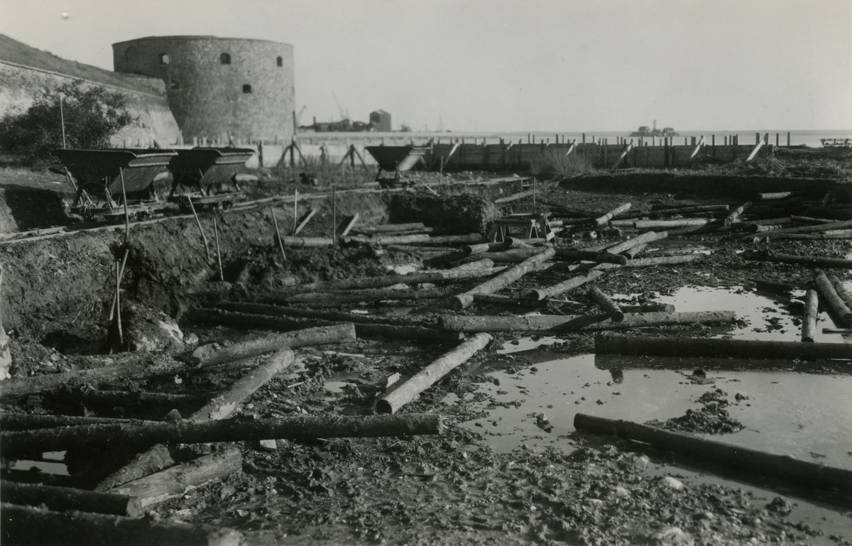 Utgrävningen i Slottsfjärden 1932-1934 med ledning av Harald Åkerlund, och bedrevs som AK-arbete.
Fyllmassorna användes för att bygga upp nuvarande Tjärhovet.
I den syrefattiga leran hade det organiskt materialet bevarats väl, varför man förutom keramik även fann ett flertal fartyg samt smärre fynd som handskar och
skor.

Här pågår utgrävning av den södra vallgraven.