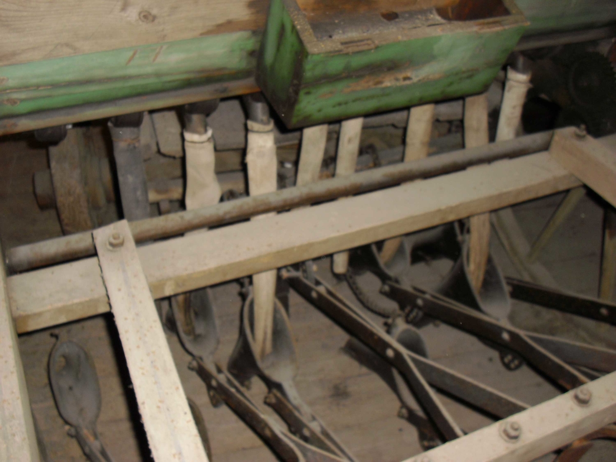 9 sålabber. Såkasse av tre med jernbeslag. Trehjul. 