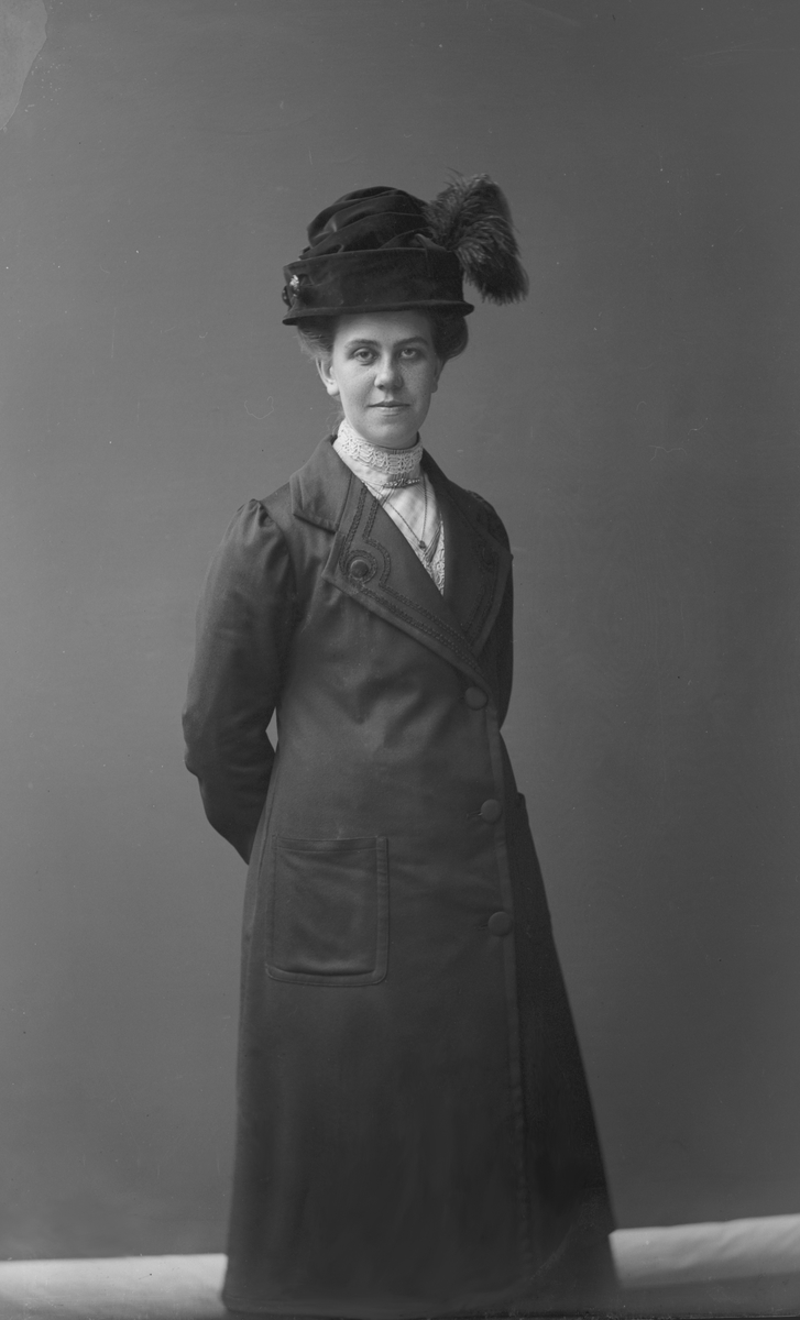 Porträtt från fotografen Maria Teschs ateljé i Linköping. 1913. Beställare: Hulda Anderson.