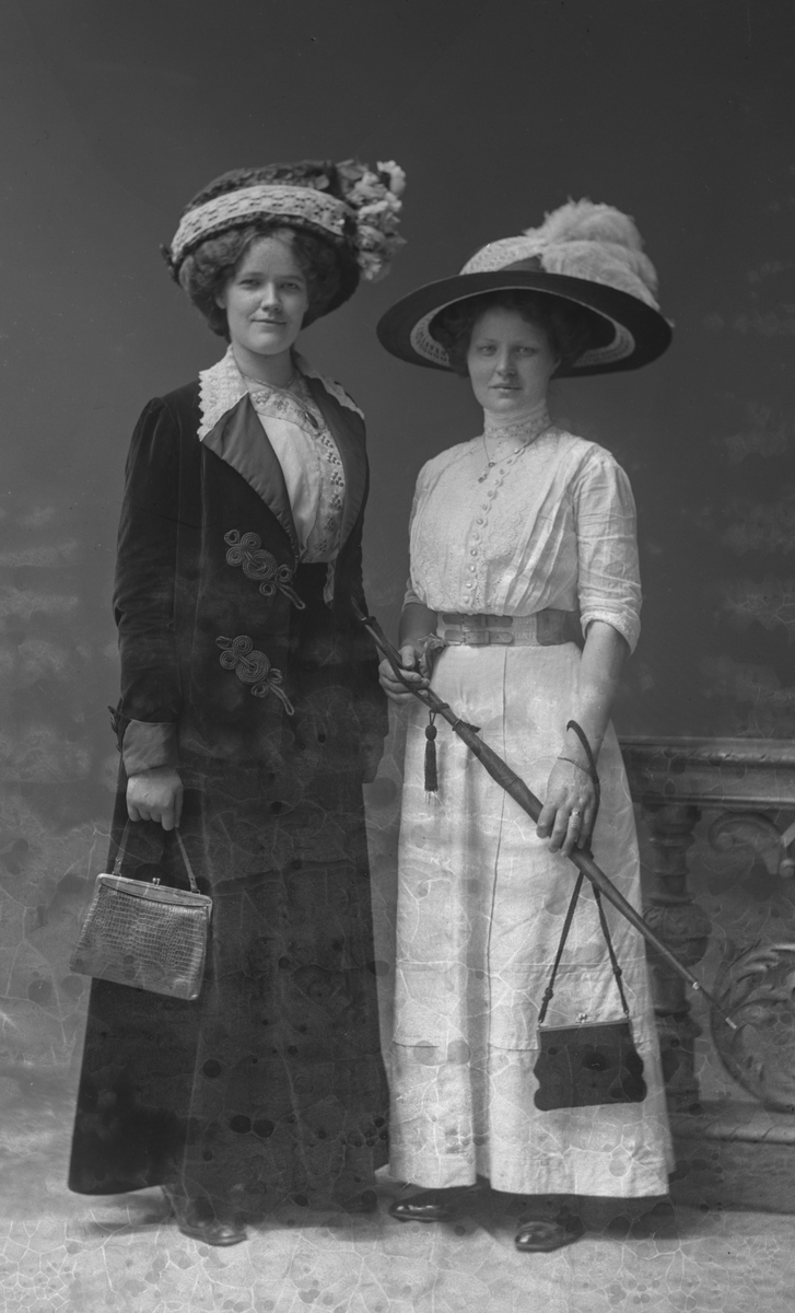 Porträtt från fotografen Maria Teschs ateljé i Linköping. 1912.06.24. Beställare: Edith Anderson. Två kvinnor.