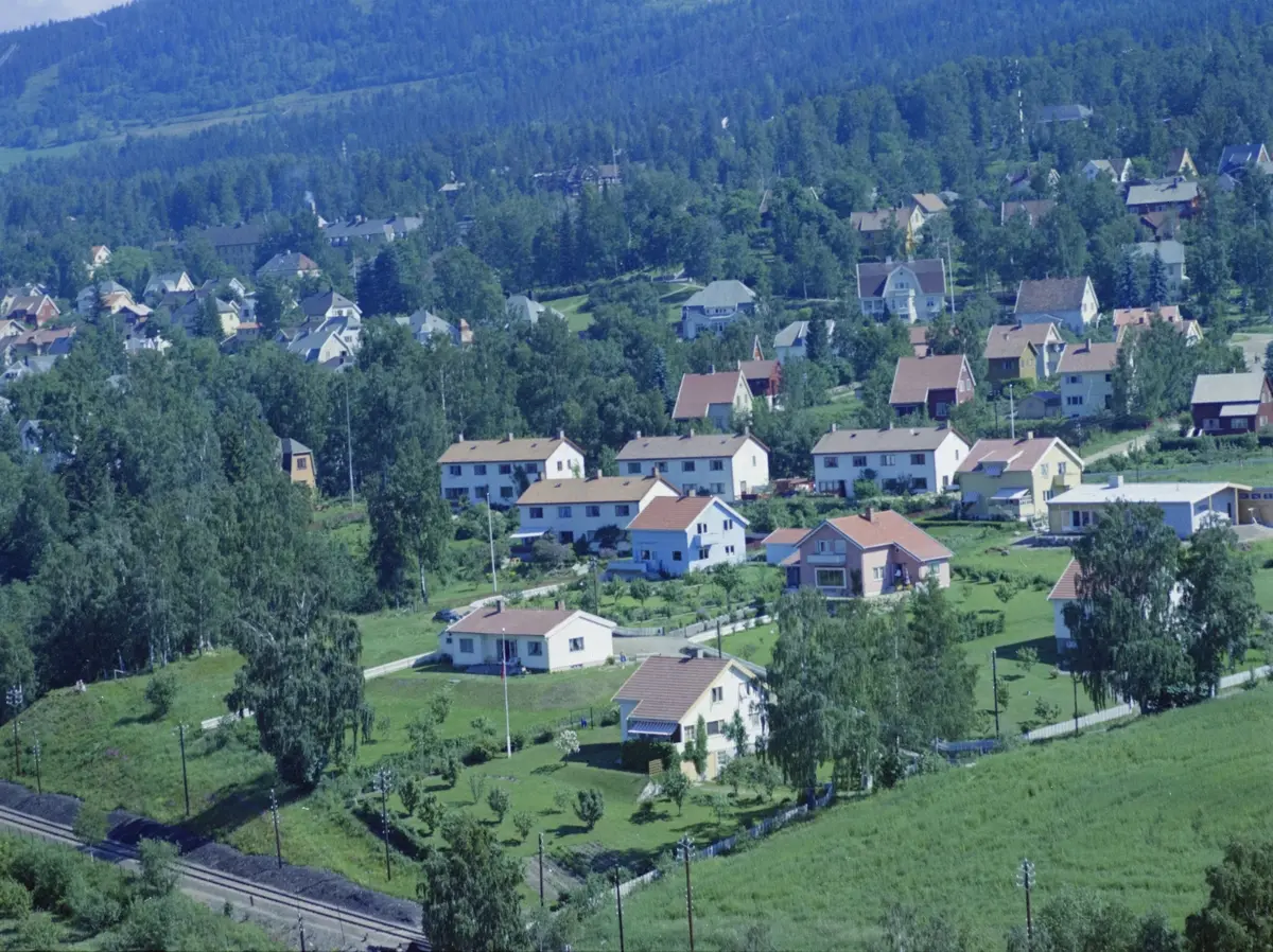 Flyfoto, Lillehammer, Søre bydel, Suttestad med bebyggelse Dr. Torps gate med rekkehus, Frødingfaret og Bekkefaret. Nederste hvite hus til v. er Frølingfaret 7 og der hvite til h. er Bekkefaret 7