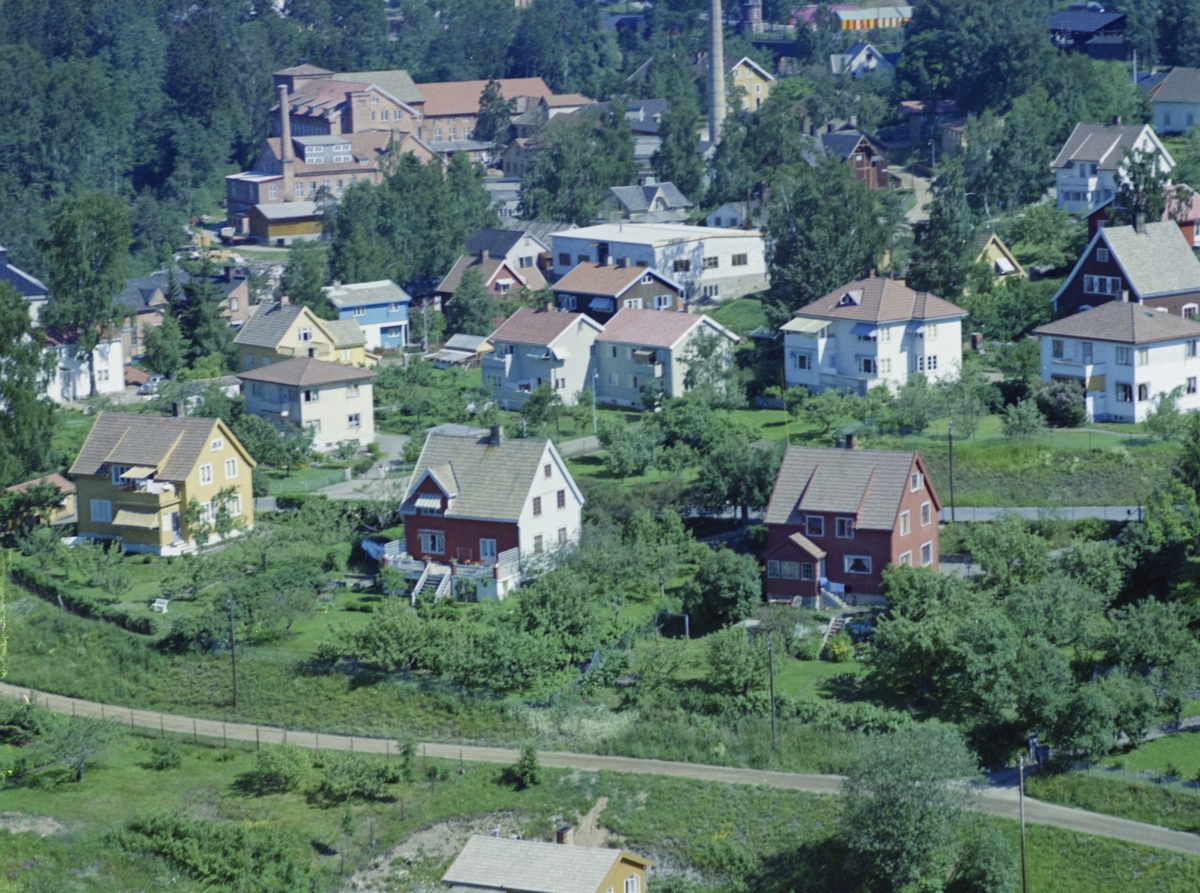 Flyfoto, Lillehammer, Nedre bydel, boliger ved  Reiscweins  gate og Sorgendalsvegen. Gudbrandsdalens Uldvarefabrik AS  i bakgrunn med glimt av Morterudvegen.