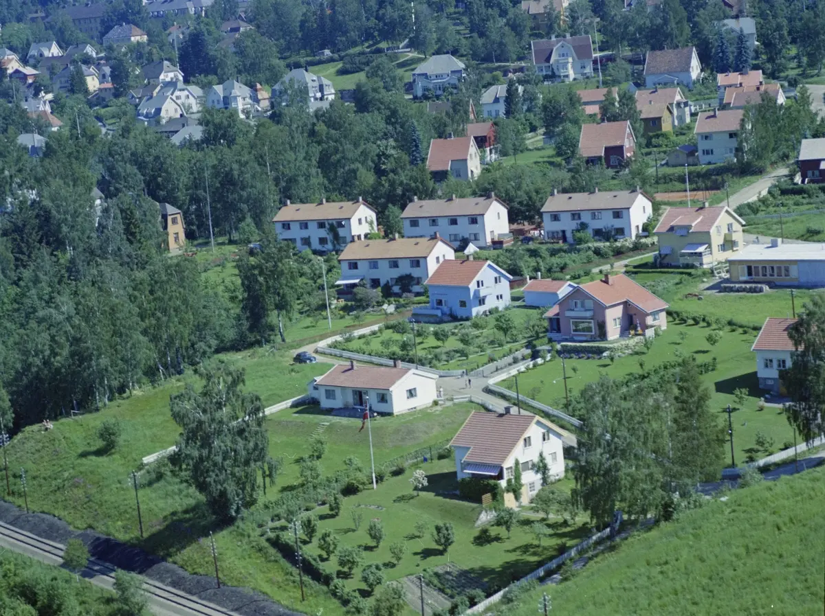 Flyfoto, Lillehammer, bebyggelse, Søre bydel, Suttestad med bebyggelse Dr. Torps gate med rekkehus, Frødingfaret og Bekkefaret. Nederste hvite hus til v. er Frølingfaret 7 og der hvite til h. er Bekkefaret 7