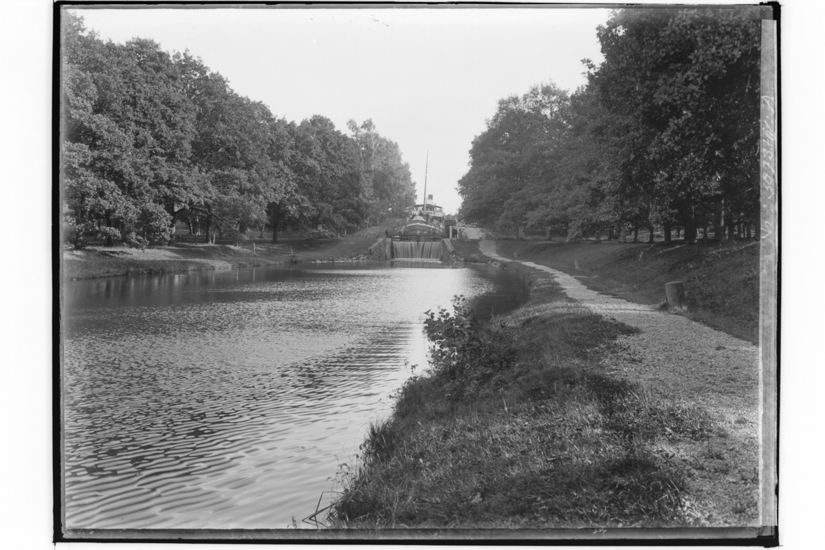 Hjälmare kanal, Hällby slussar, Ångfartyget Örebro II i ...