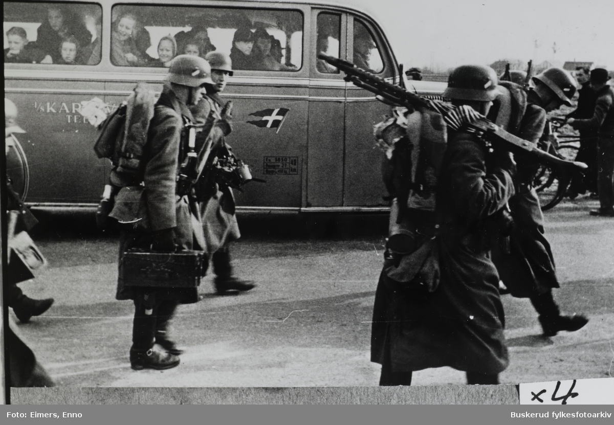 Ålborg 9.april 1940.
Den første gruppen beveger seg bort og marsjerte  forbi en skolebuss, som har stoppet for å se.