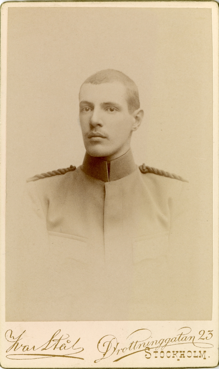 Porträtt av Gustaf Julius Rabe, officer vid Fortifikationen.

Se även bild AMA.0000868 och AMA.0009585.