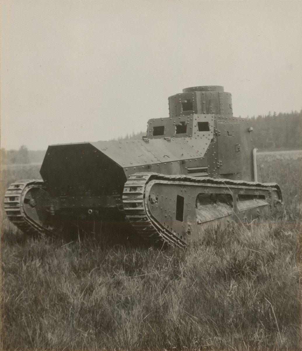 Fältövning med stridsvagn m/1921 (eller m/1921-1929). Göta livgardes stridsvagnsbataljon år 1929.