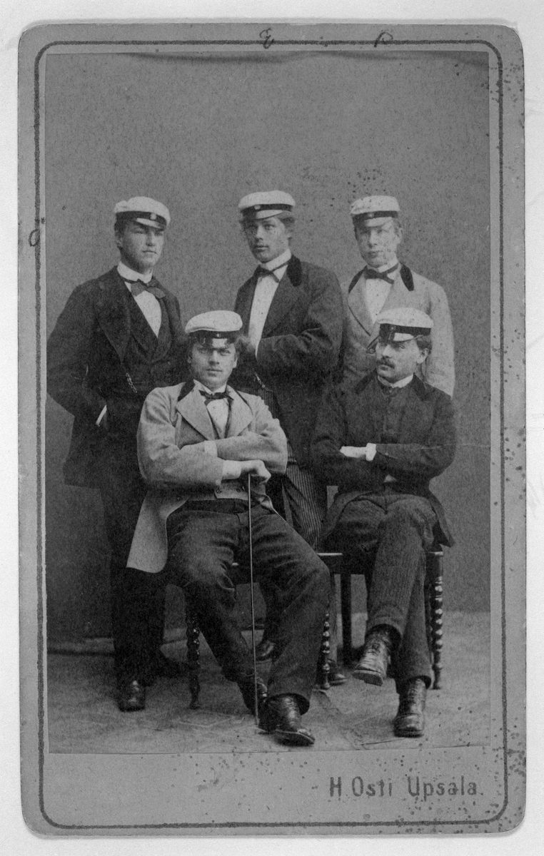 ”Studenter i Uppsala, våren 1874. Längst till höger sitter John Böttiger”. Ateljéfotografi av Henri Osti.