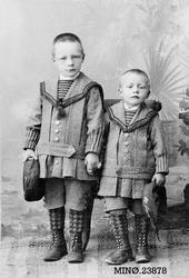 Portrett av to gutter - Morten og Einar Sandbakken