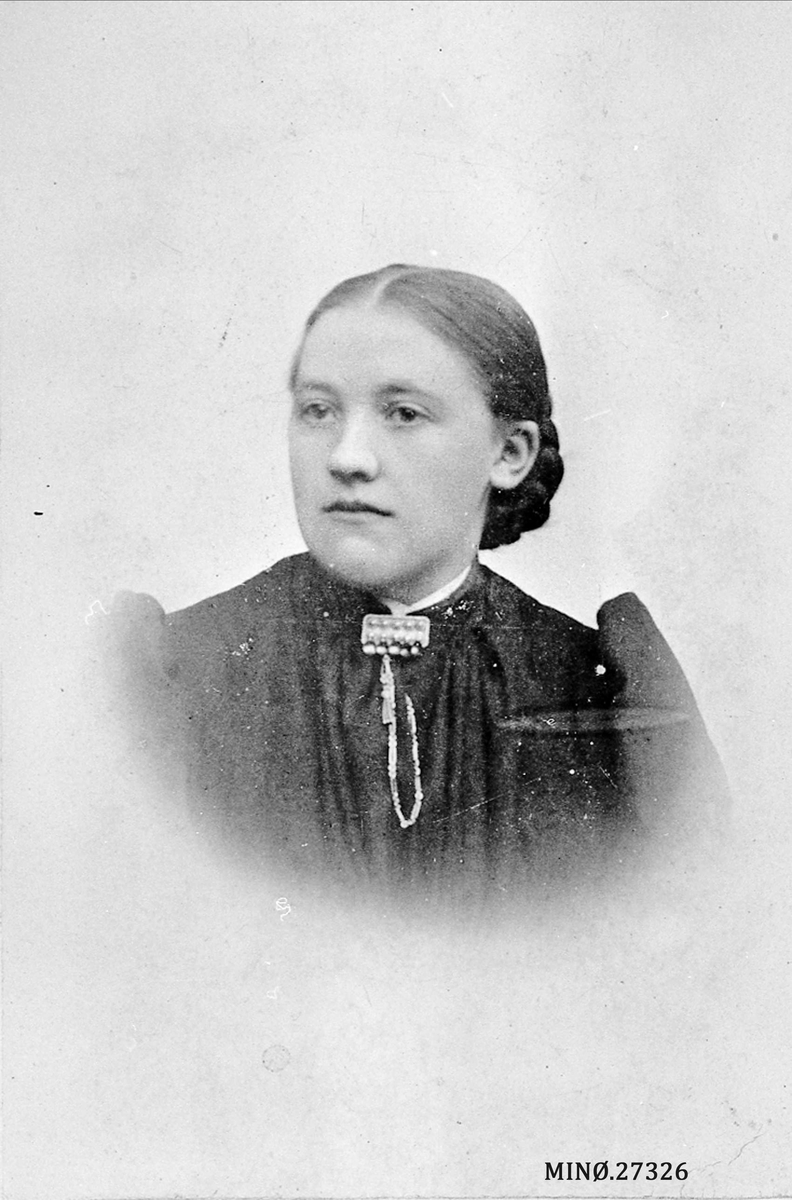 Portrett av ung kvinne Anne Telneset