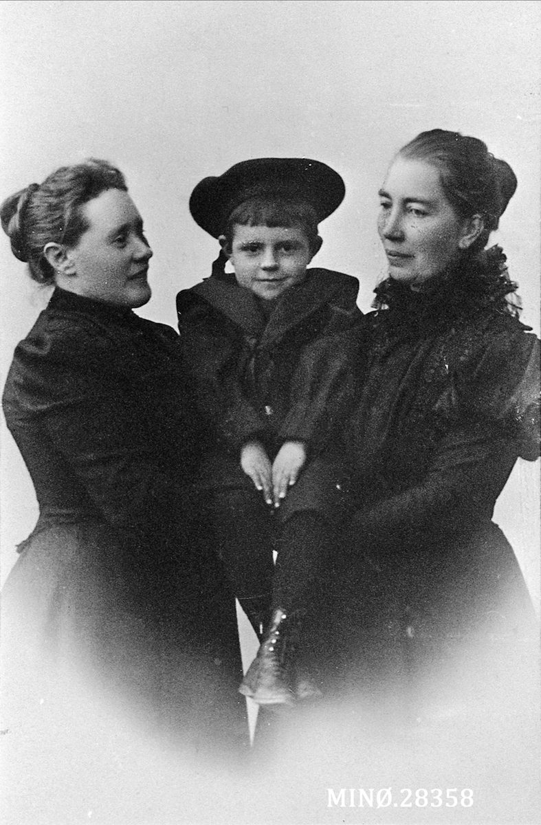 Portrett av to kvinner med en liten gutt mellom seg