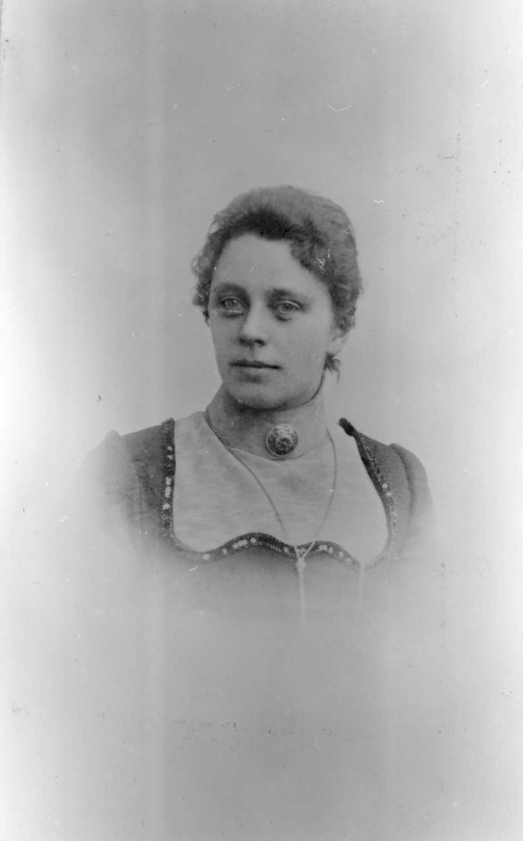 Storsteigen Søndre. Ingeborg f. 1876, Steien, g. m. O. J. Grimsbu, poståpner i Dalholen. 