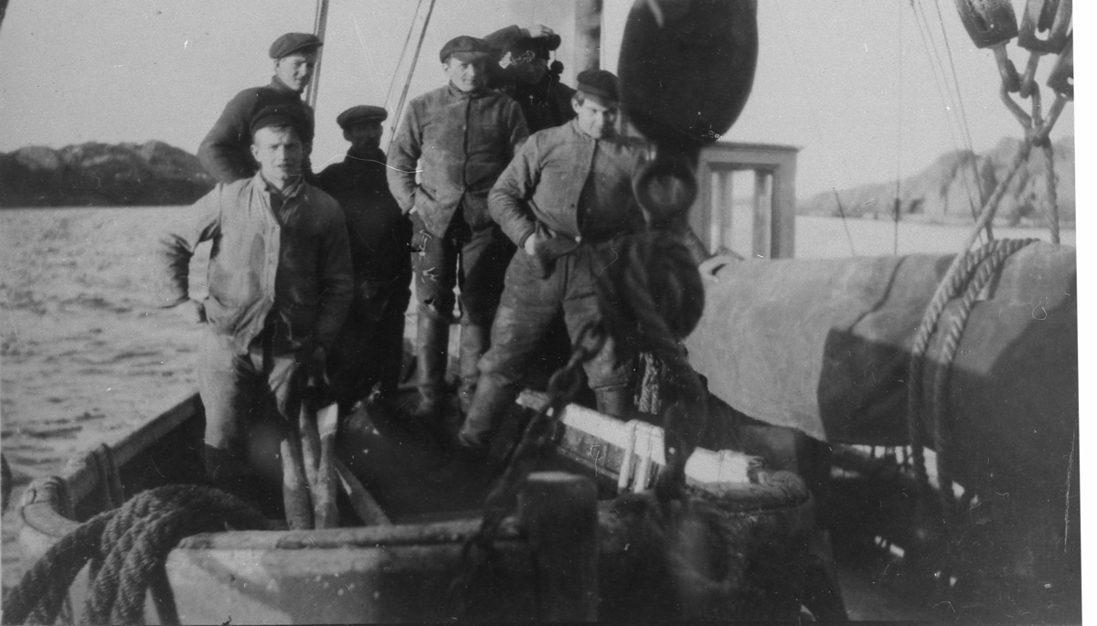 Mannskap ombord i "Vårsol" av Sørreisa 1924.