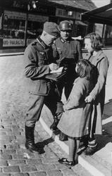 Ålborg 9.april 1940.
Tyske soldater i samtale med danske jen