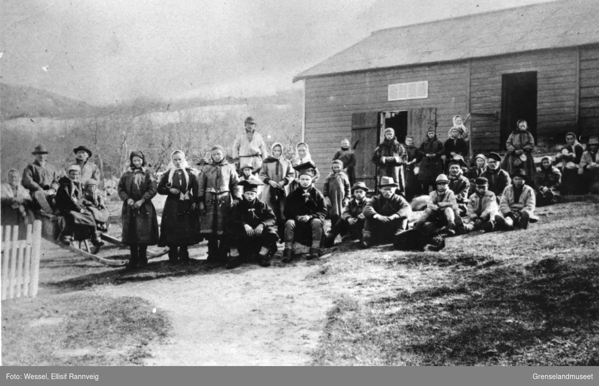 Avskjed med Savio og Must utenfor Solheim, Kirkenes før de deltok i Borchrevincks sydpolsekdpedisjon, 1898. Ole Johnsen Must og Per John Savio sitter foran i midten med familiene sine rundt.
