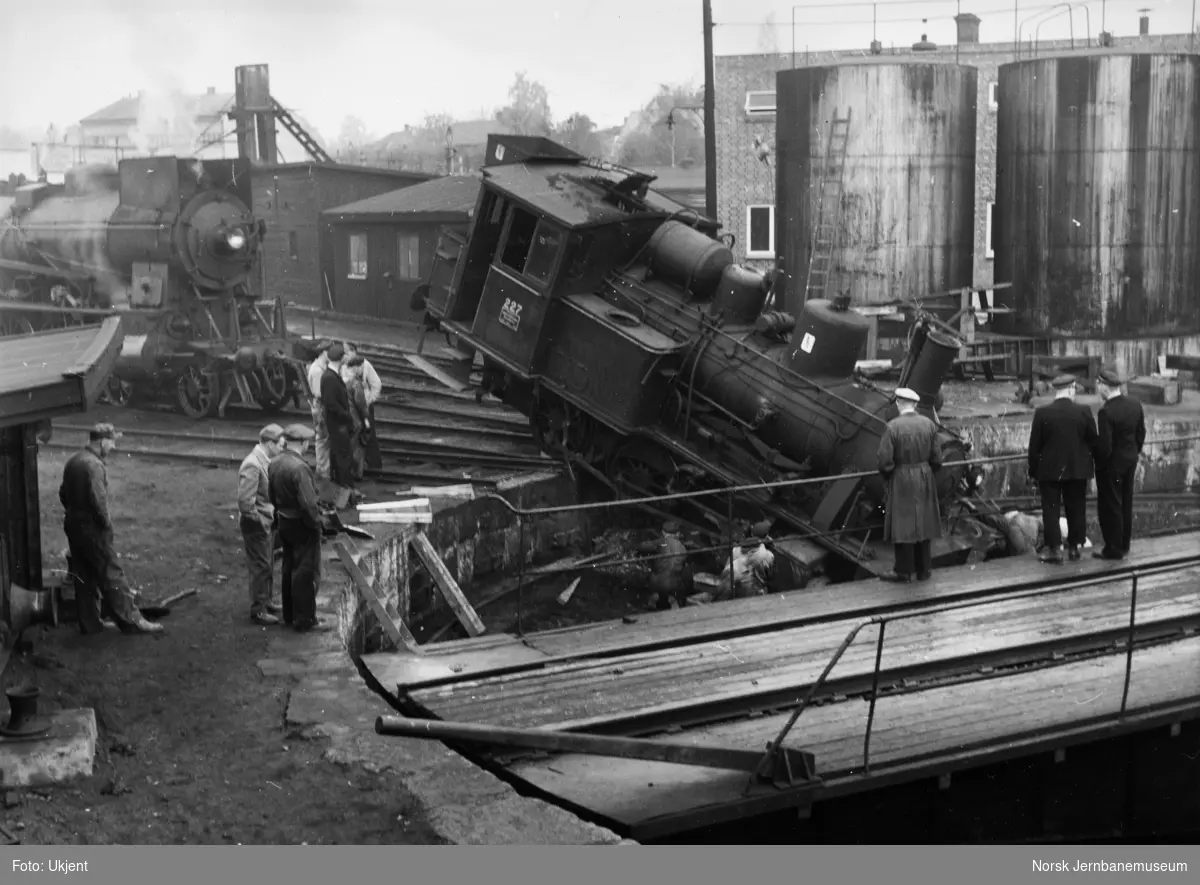 Damplokomotiv type 25a nr 227 kjørt ned i svingskivegraven på Hamar stasjon