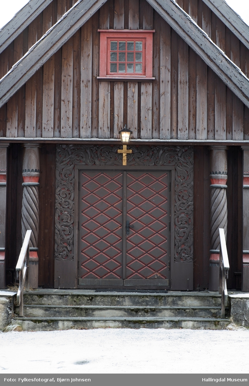 Nes kapell er gravkapellet på Nes kirkegård i Nesbyen i Buskerud fylke. Kapellet er en korskirke som ble oppført i 1953–54. Det er laget som en etterligning av den lokale stavkirken, som ble revet nesten hundre år tidligere.