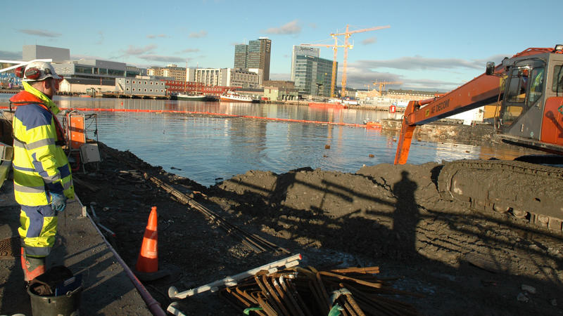 Arkeolog overvåker våtgraving på Senketunnelprosjektet. Oslo med Operaen i bakgrunnen. (Foto/Photo)