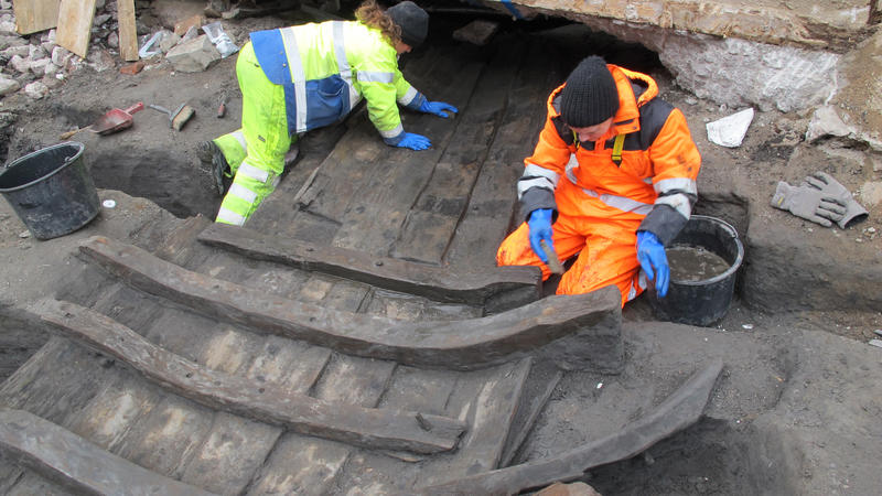 To arkeologer renser fram båtfunnet Vaterland 1. (Foto/Photo)
