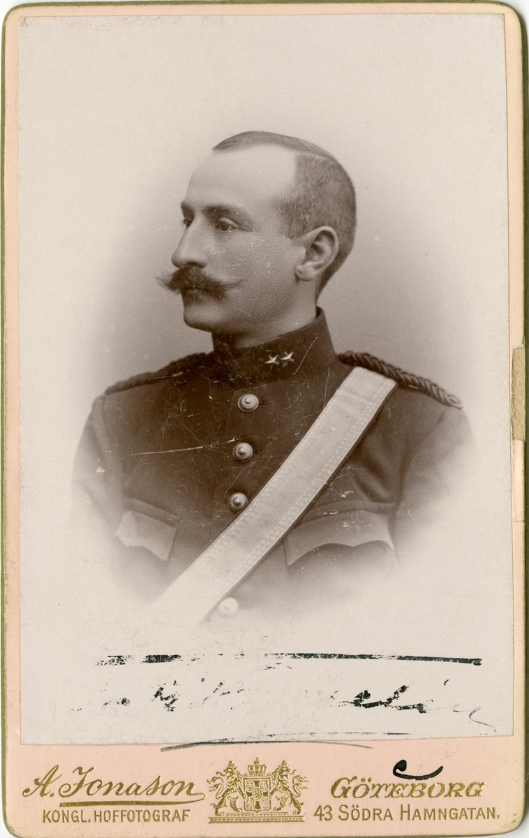 Porträtt av Fritz Teodor Valentin Beselin, löjtnant vid artilleriregemente.
Se även bild AMA.0007128.