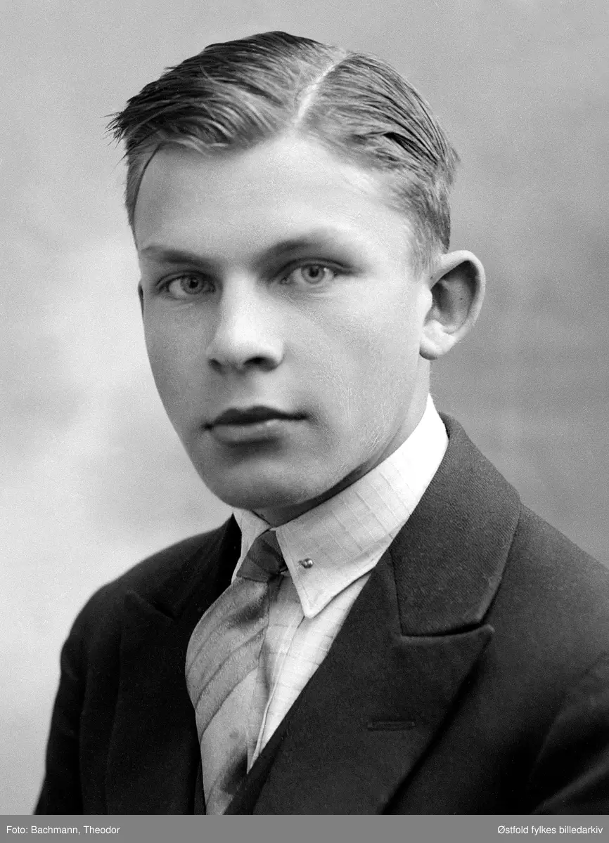 Eneste sønn av D.P. Hovden (1883-1944) og hans kone Ragnhild Vangsnes Hovden (1871-1948).
Olaf Hovden var bestyrer av Bogers hotell i Ski. Foreldrene hans drev hotell i Oslo, Gjøvik og Moss. Til Ski kom familien i 1939, og overtok Bogers Hotell
Olaf Hovden døde ung og brått, se nekrolog Østlandsopsten 2. september 1940 Vedlagt som fil på ØFB.TBAV.18991 - der ser man hele nekrologen.