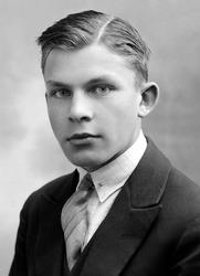 Eneste sønn av D.P. Hovden (1883-1944) og hans kone Ragnhild