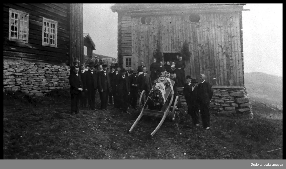 Ane G. Linækkerens begravelse. Venabygd i Ringebu