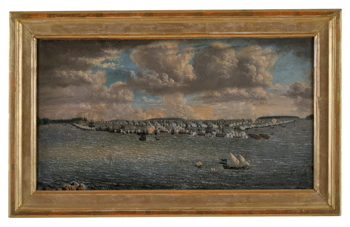 Oljemålning på duk föreställande sjöslaget vid Svensksund 1790 (pendang till GM 16529). Målningen fäst på pannå. Osignerad.