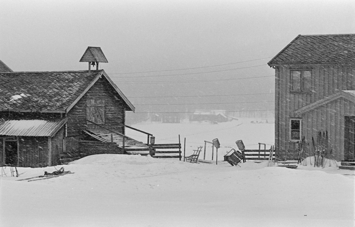 Kverbergstrøen gård, Alvdal, vinter, snøvær.