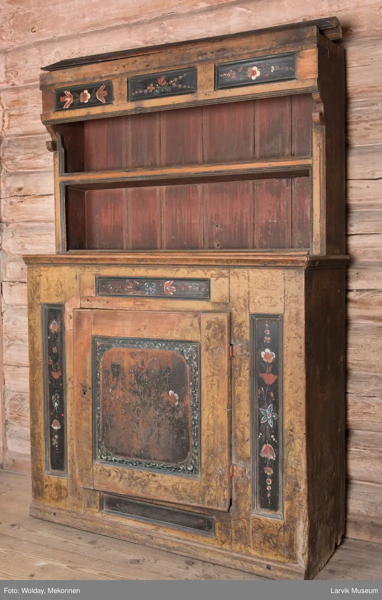 blomster på sort bunn