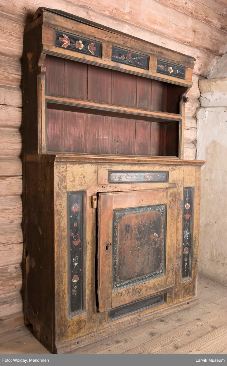 blomster på sort bunn