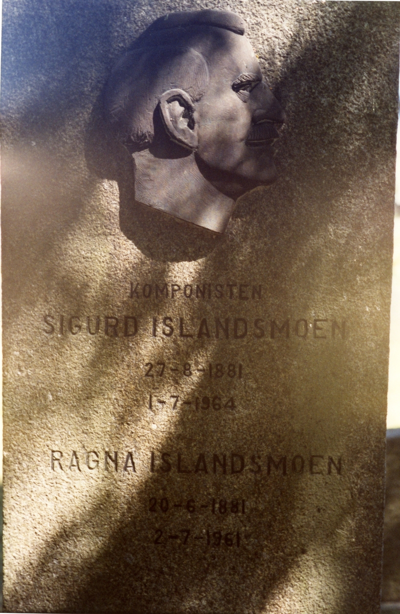 Foto av Sigurd Islandsmoen sin bautastein på kyrkjegarden i Moss, 1991.