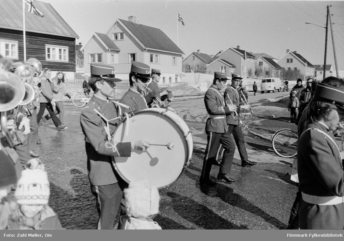 Vadsø, 17.mai 1970. Korpset spiller i gatene. Ungene følger korpset.
