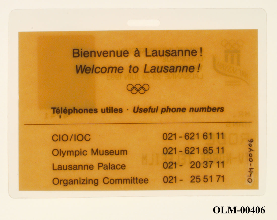 Laminert gult kort med bilde av Hans Rode øverst til høyre, logo for Det Olympiske Museum i Lausanne med et banner med tekst og dato for IOC 100. Session.