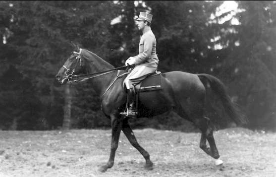 H K H prins Gustaf Adolf vid SFK:s vårtävlingar 1934 motionsrider en av sina tävlingshästar i tovatorpsterrängen.