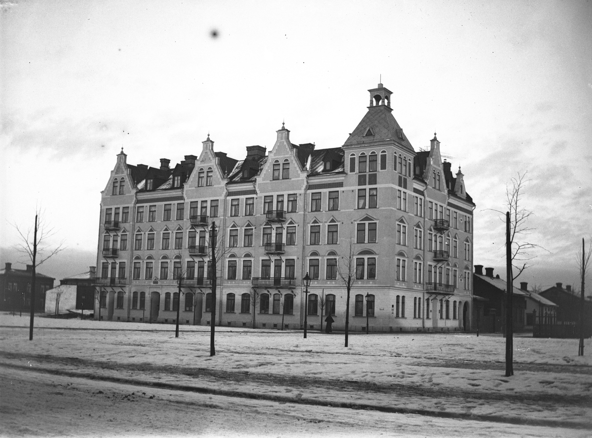 Denna pampiga byggnad ligger i hörnet av Norra Rådmansgatan 24/Hantverkargatan 39. Kallades Sjöbergska huset (palatset) efter skräddare Sjöberg, som uppförde huset 1897. Arkitekt var Nils Nordén, som själv bodde där en tid.