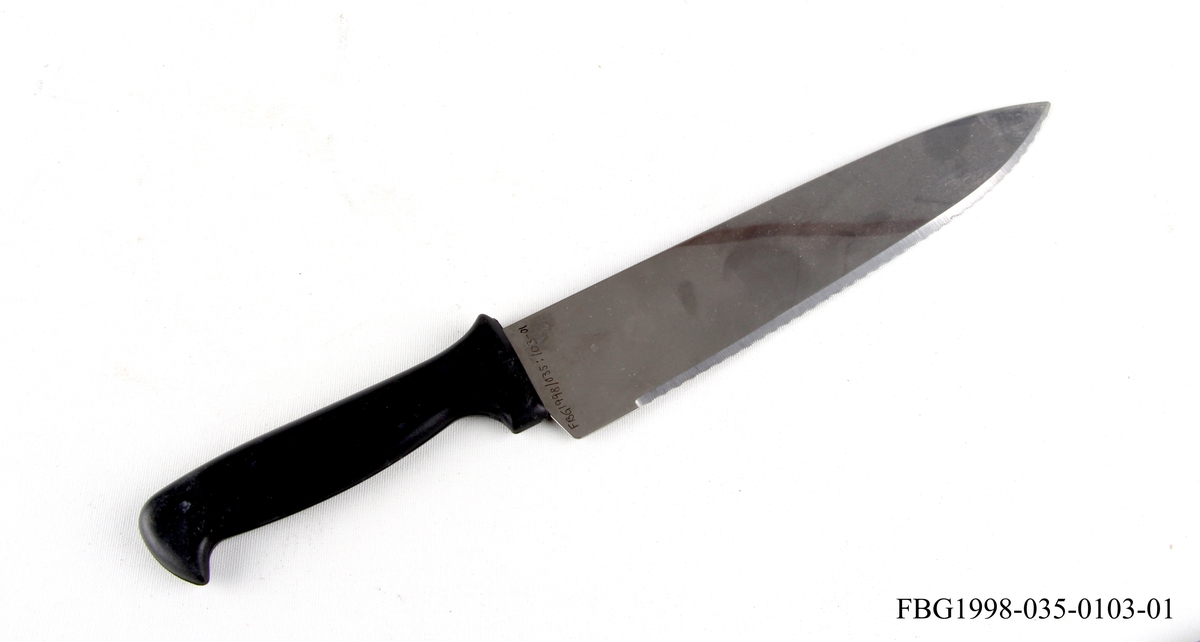Kjøkkenkniv i rustfritt stål med skaft av plast.
