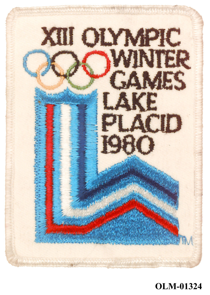 Rektangulært tekstilmerke med logo for vinter-OL i Lake Placid