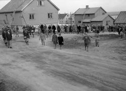 Vadsø 17. mai 1951. Musikkkorps og kor marsjerer opp Kirkega