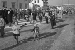 Vadsø 17 mai 1951. Bildet er tatt mot øst. 17.maitoget, muli
