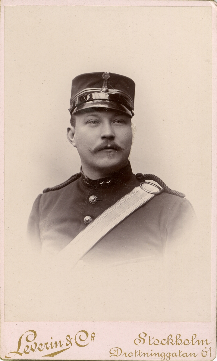 Porträtt av Erik Julin Frestadius, löjtnant vid Svea artilleriregemente A 1.