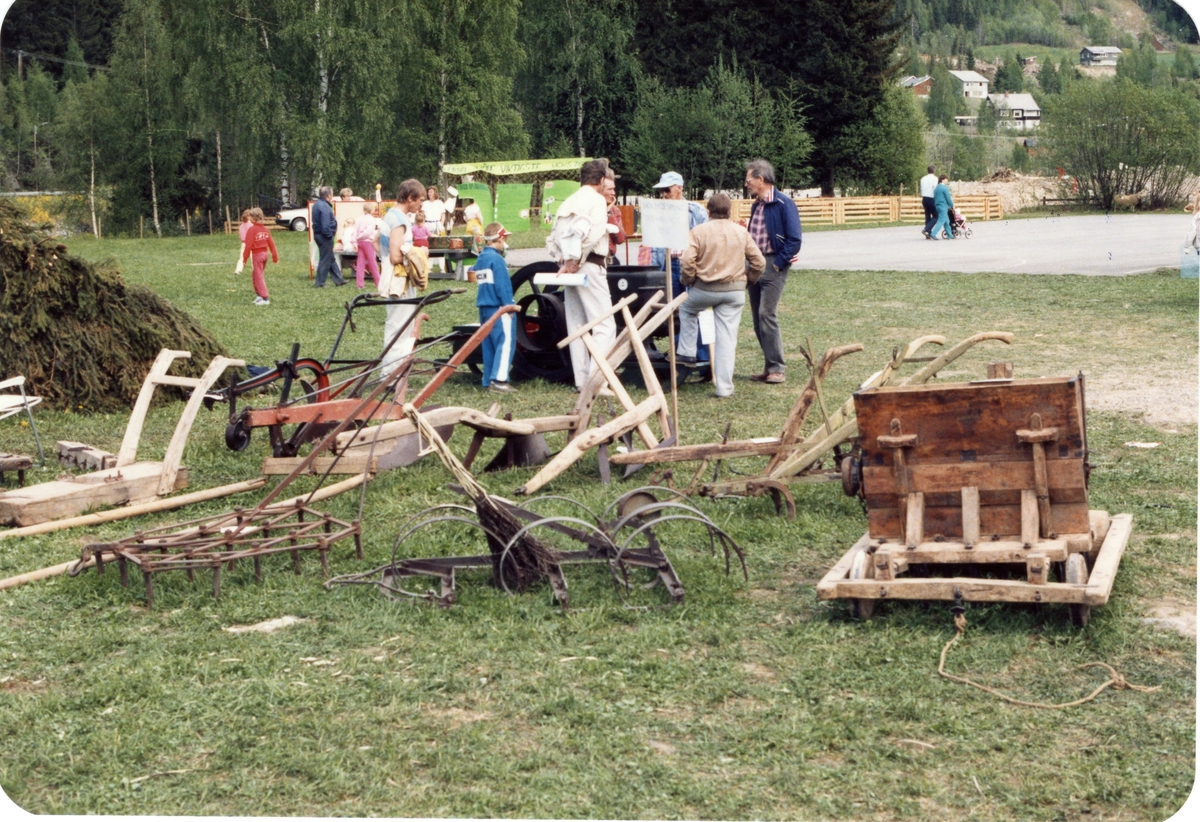 Jordbruksreiskap frå Bagn Bygdesamling på Landbruksdagane på Fossvang i 1986.