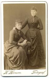 Studioportrett av to kvinner.